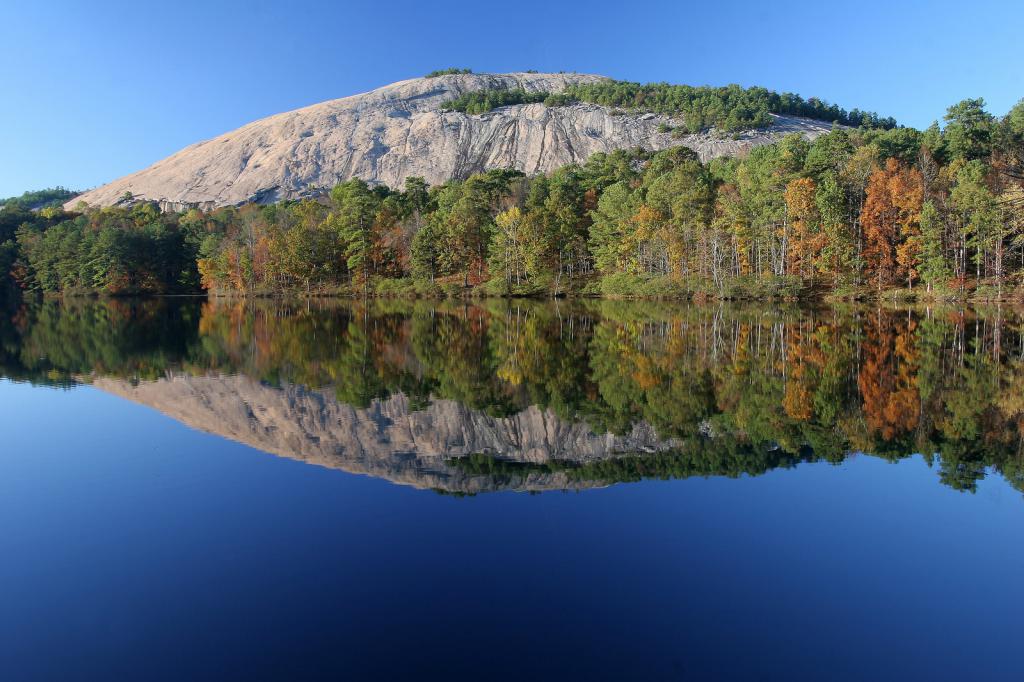 Lacul de munte din Georgia