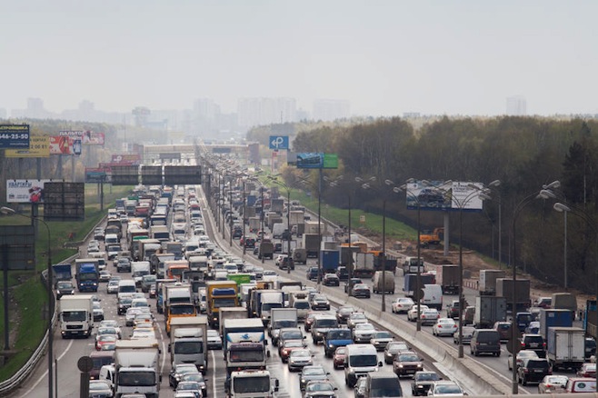 Un grand groupe de voitures sur l'autoroute