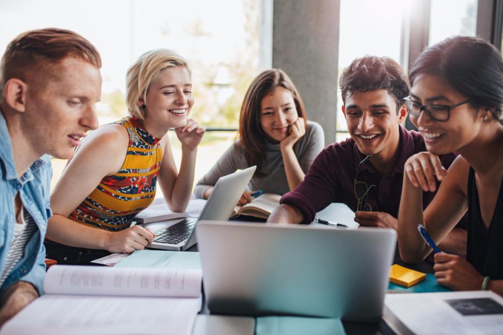 Les étudiants étudient seuls