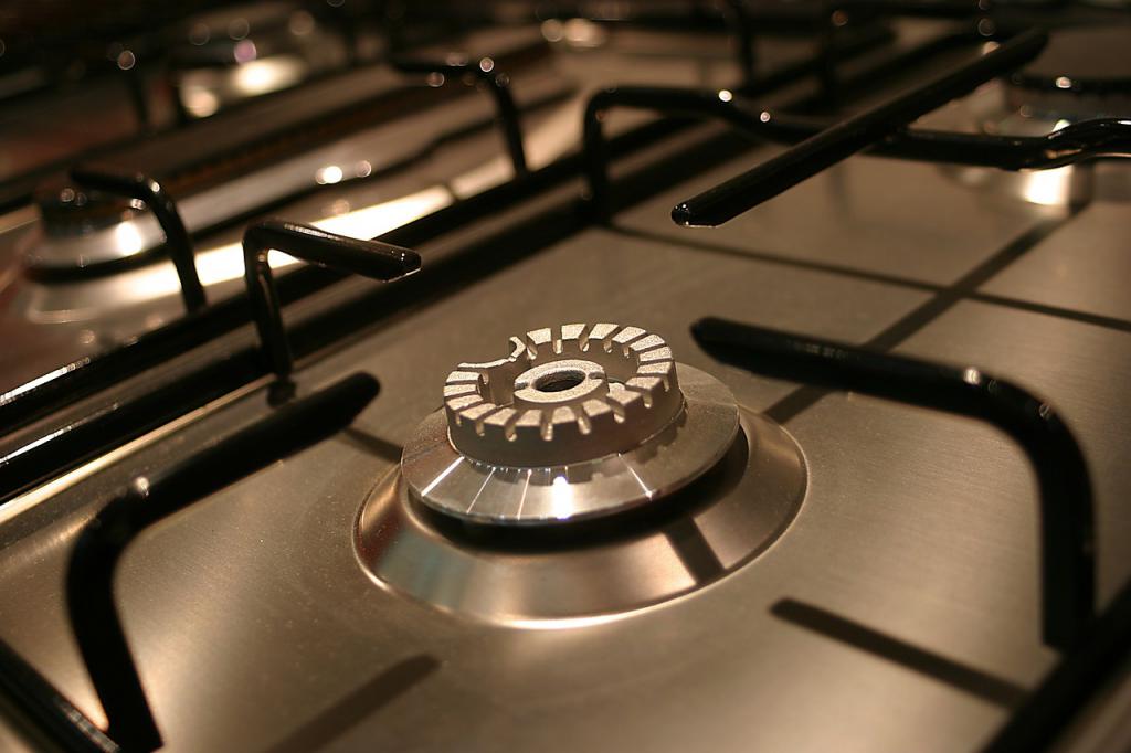 vérifier la cuisinière à gaz dans l'appartement