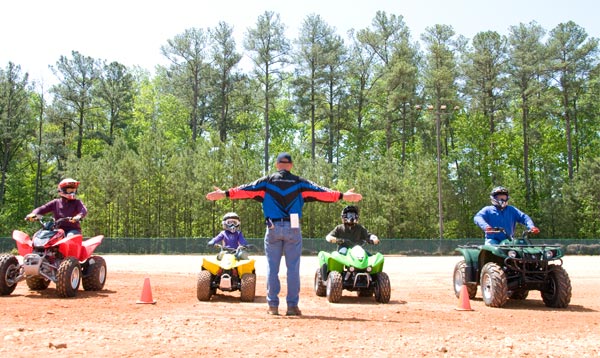 Adulți și copii pe ATV-uri