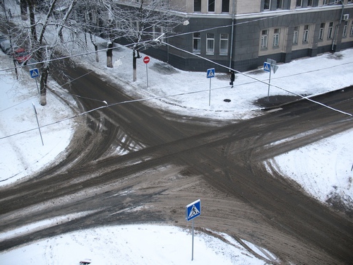 intersection non réglementée de routes inégales