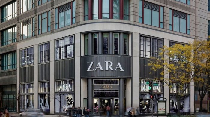 Intrare în magazinul Zara