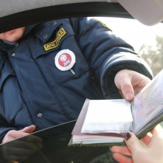 Prezentarea documentelor către ofițerul de poliție rutieră