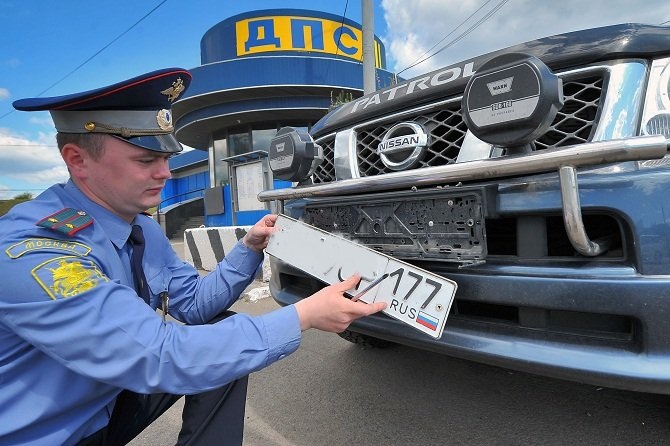 Apel la poliția rutieră pentru informații despre numărul de autoturisme