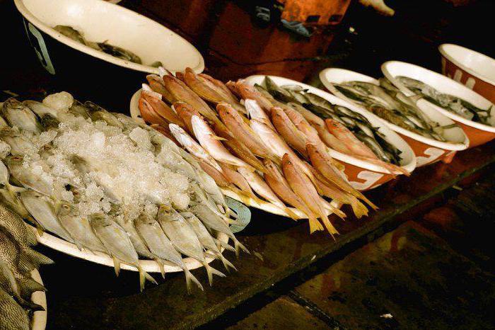 Marché aux poissons de nuit à Moscou