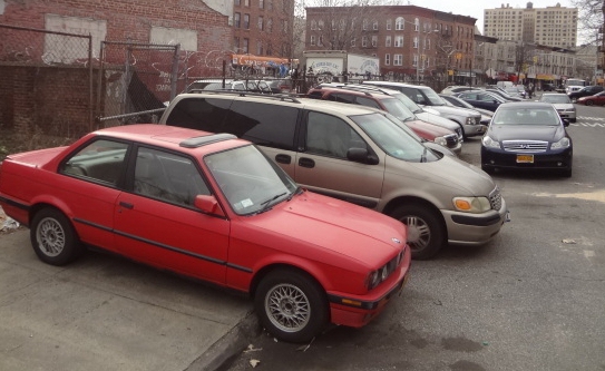 bon parking sur le trottoir