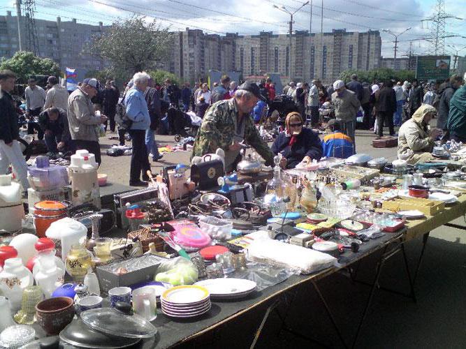 Marché aux puces à Saint-Pétersbourg, photo