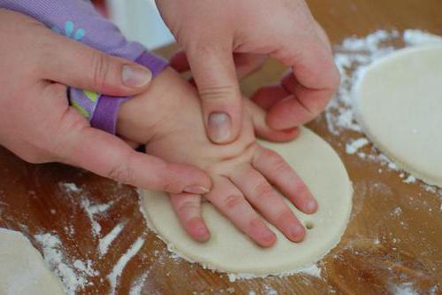 moulages de poignées et les jambes d'un enfant de la pâte à sel