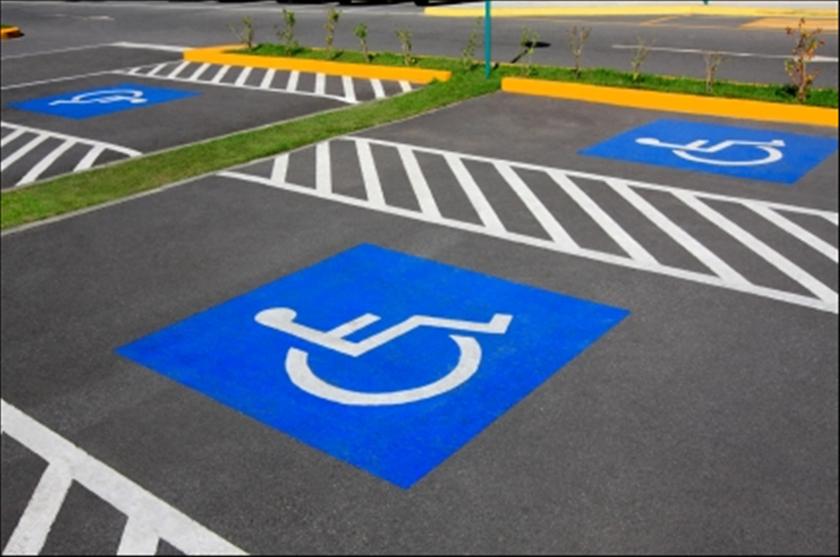 Începe acțiunea semnului de parcare cu handicap