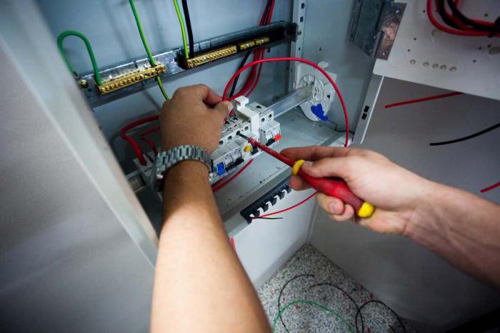 fișa de muncă tipică a unui electrician reparator electrician