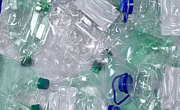 affaires sur des bouteilles en plastique