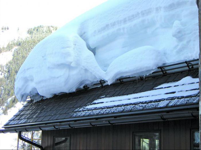 un icicel a căzut pe o mașină