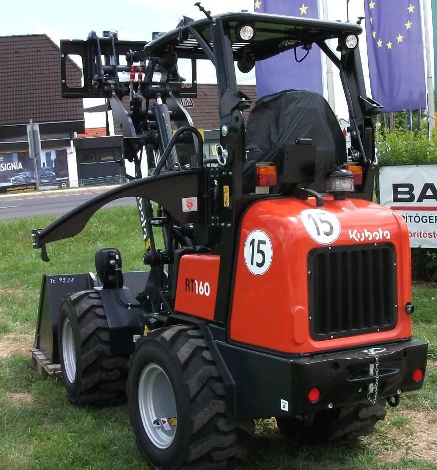 Aveți nevoie de drepturile la un tractor care merge cu spatele cu un mini tractor