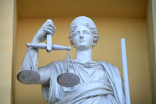 Statue on the facade of the Senate building