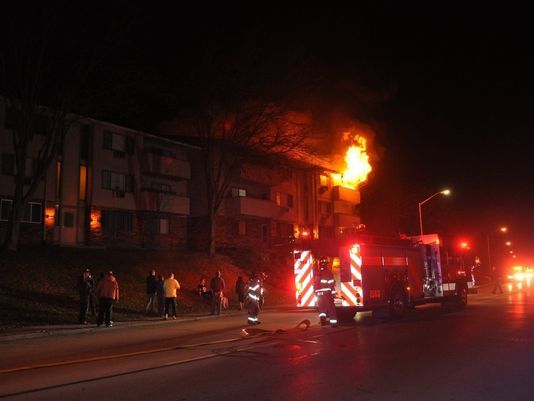 Serviciul de pompieri stinge un incendiu