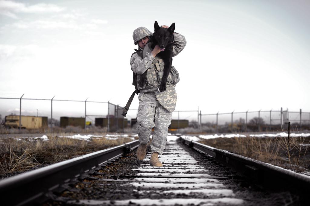 Un soldat cu un câine