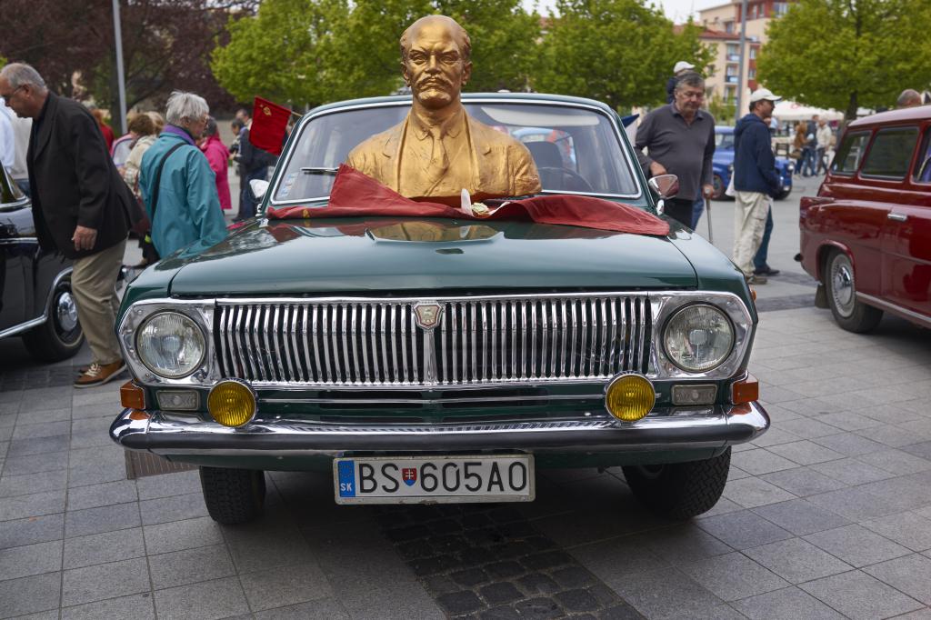 Volga cu un bust de Lenin