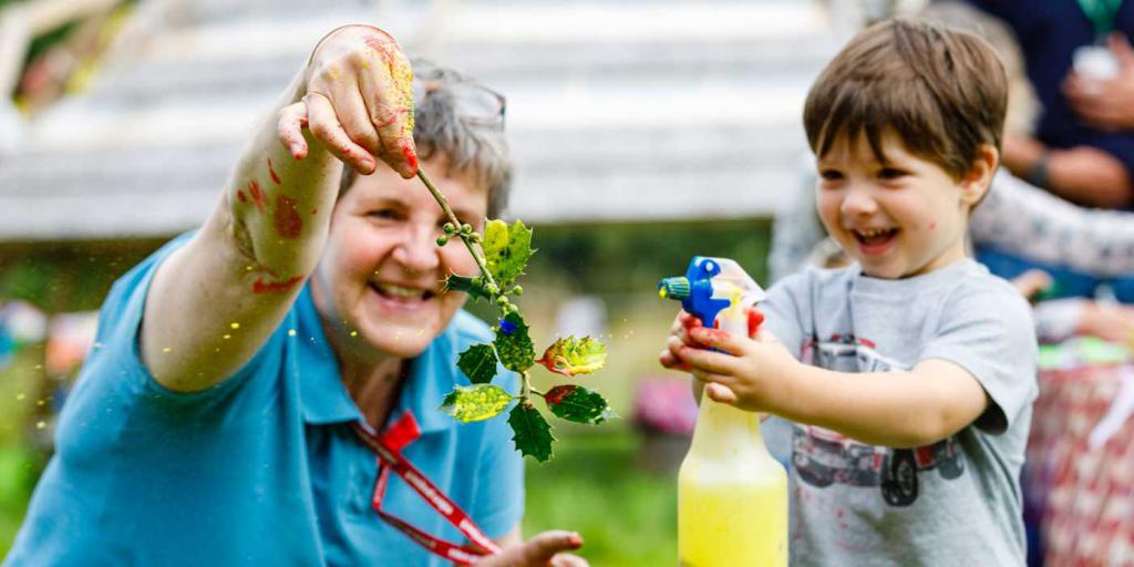 Voluntarii ajută adesea persoanele în vârstă